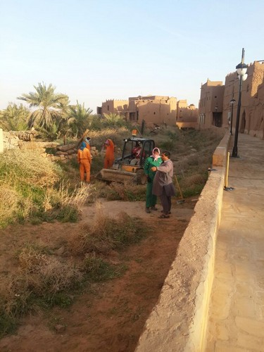 صورة بلدية أشيقر تقوم بتنظيف مجاري السيول في الديرة القديمة