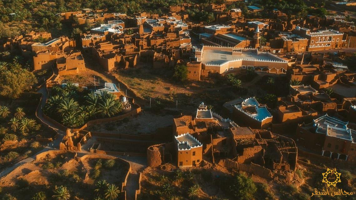 سعودي ينقل جمال الطبيعة في قريته للعالم بـ23 ألف صورة